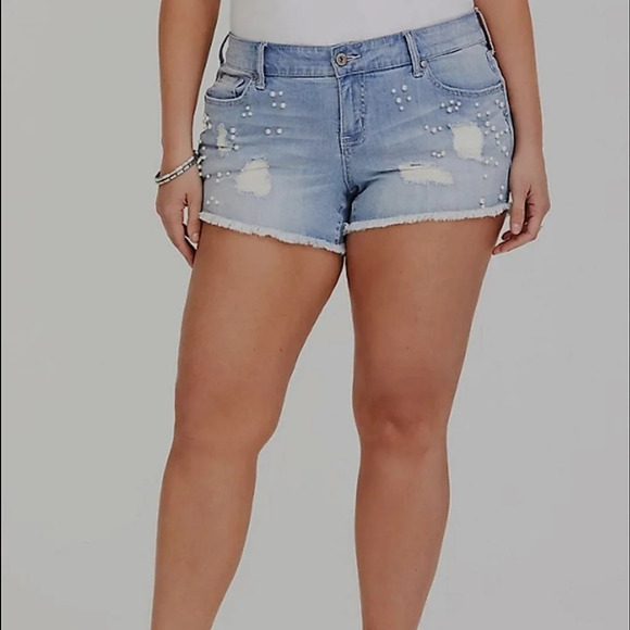 Torrid stretch light wash with pearls shorts raw edge size 24 - Picture 3 of 10